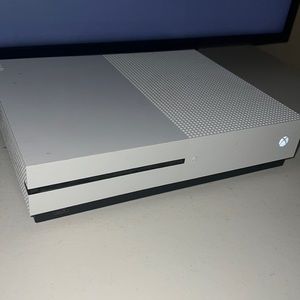 XBOX ONE S 3 GAMES- 2 CONTROLLERS -CHARGER STAND-BEATS HEADPHONES(will sell w/o)